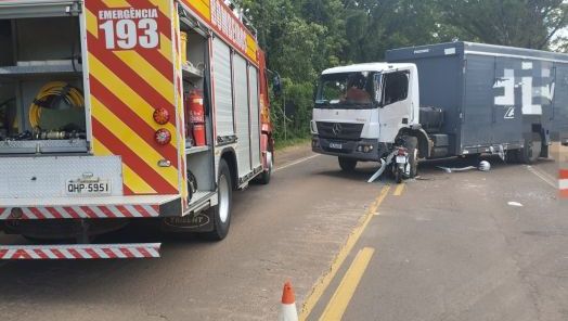 Colisão entre moto e caminhão deixa motociclista gravemente ferida no Extremo-Oeste