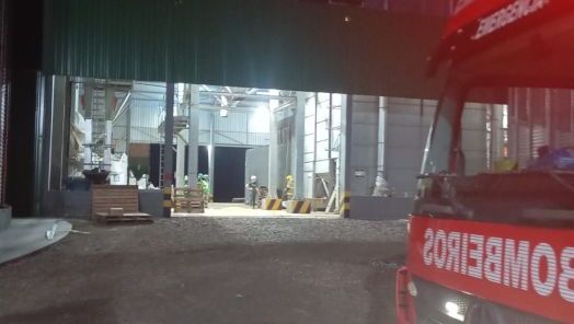 Corpo de Bombeiros controla princípio de incêndio em silo de grãos no interior de município do Oeste 