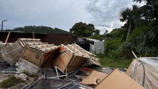 Motorista morre após caminhão capotar no contorno viário da SC-155