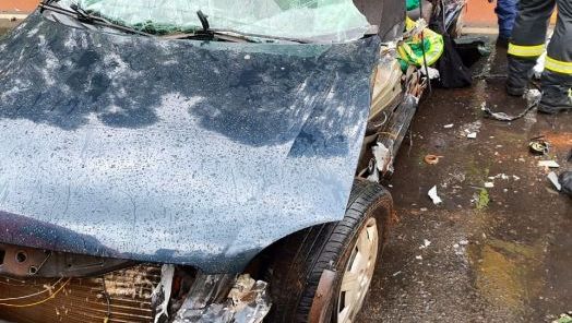 Condutor morre ao ser ejetado de veículo após colisão com caminhão em Chapecó