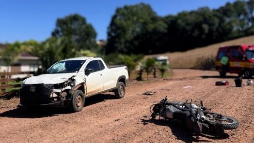 Colisão frontal entre motocicleta e automóvel deixa motociclista ferido no interior de município do Oeste