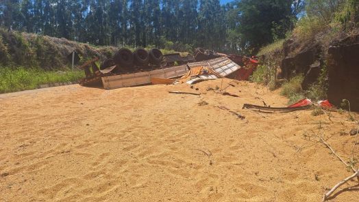Tombamento de carreta na SC-160 deixa motorista ferido no Oeste
