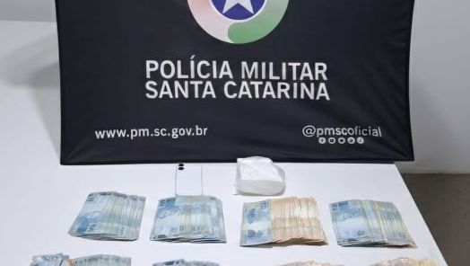 Homem é preso com R$ 82 mil e meio quilo de cocaína em terreno baldio na Vila Sossego, em Chapecó