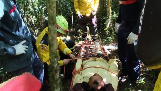 Bombeiros resgatam homem ferido em trilha de difícil acesso às margens do Rio Chapecozinho, em Xanxerê