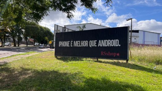 Empresa de Xanxerê faz outdoor afirmando que iPhone é melhor do que Android