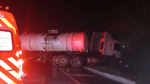 Motorista fica ferido após carreta sair da pista e colidir em barranco na BR-282