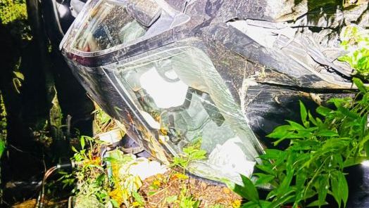 Saída de pista seguida de capotamento deixa quatro feridos na “Curva do S”, entre Arabutã e Ipumirim