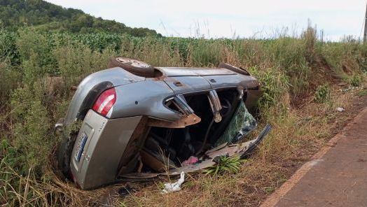 Duas pessoas ficam feridas após veículo sair da pista e tombar em Pinhalzinho