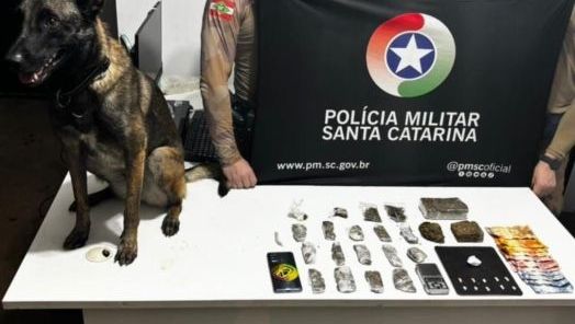 Dois homens são detidos por tráfico de drogas após fuga e apreensão de entorpecentes em Chapecó