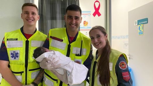 Bombeiros de Xanxerê atendem mãe que teve filha em casa