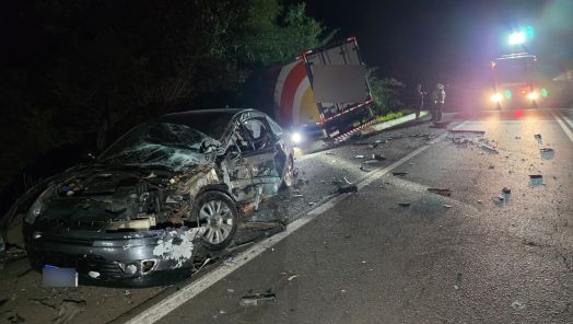 Colisão frontal entre carro e caminhão deixa dois feridos na BR-282 em Xaxim