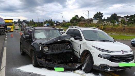 Colisão lateral entre dois veículos deixa feridos no trevo de acesso a Ponte Serrada