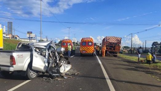 Colisão entre caminhonete e caminhão deixa jovem ferido na BR-480, em Chapecó