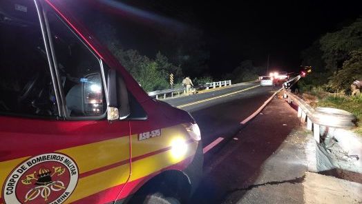 Caminhão sai da pista e cai de ponte na SC-283, em São Carlos