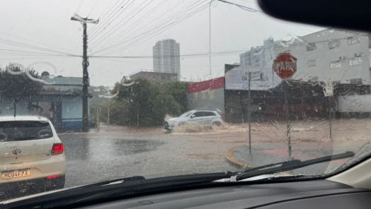 VÍDEO: Chuva forte causa transtornos no centro de Xanxerê