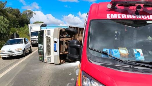 Caminhão capota na BR-282 entre Ponte Serrada e Irani