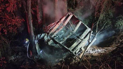 Caminhonete sai da pista e pega fogo no interior de Faxinal dos Guedes