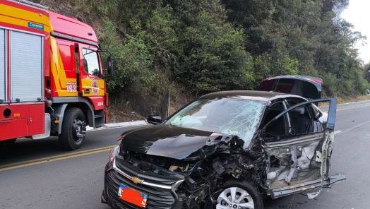 Colisão entre carro e caminhão deixa motorista ferido na BR-282