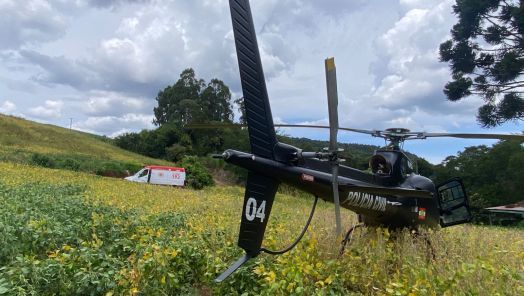 Caminhão tomba em ponte no interior de Xanxerê e motorista fica preso às ferragens
