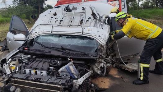 Colisão entre carro e carreta deixa motorista ferido na BR-282