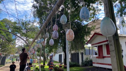 Praça Tiradentes recebe decoração especial de Páscoa em Xanxerê