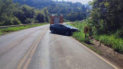 Idosa fica gravemente ferida após carro capotar na SC-155 em Xavantina