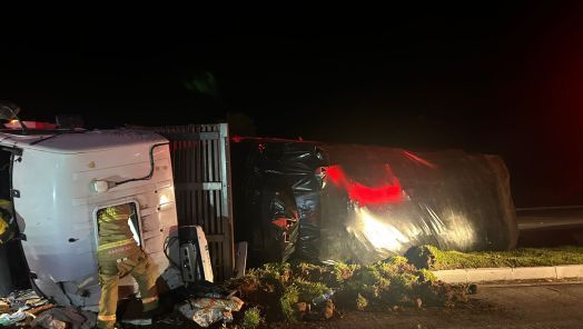 Caminhão tomba na SC-155 e deixa dois feridos em Abelardo Luz