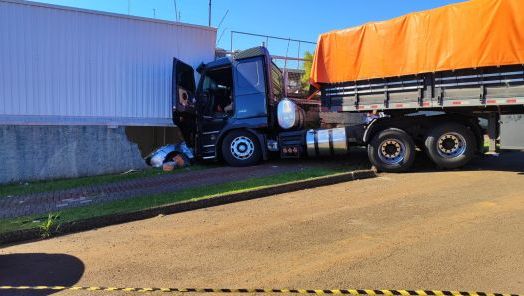 Caminhão desgovernado atinge carro estacionado e causa danos em residência
