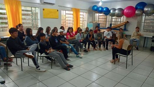 SCFV De Olho no Futuro promove palestra sobre valorização e proteção da mulher