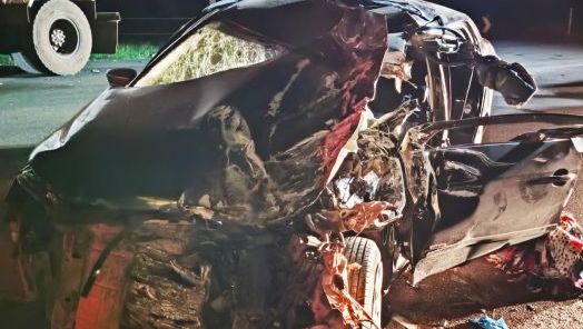 Colisão frontal entre carro e caminhão deixa feridos em Passos Maia