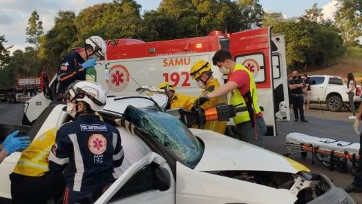 Acidente na BR-282 envolve carro, caminhão e pedestre e deixa feridos