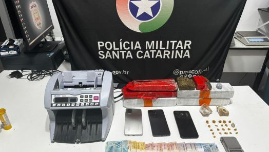 Polícia Militar prende dois homens por tráfico e recaptura foragido em Chapecó