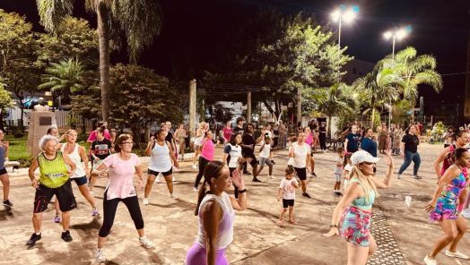Aulão de dança reúne mulheres na Praça Frei Bruno em Xaxim