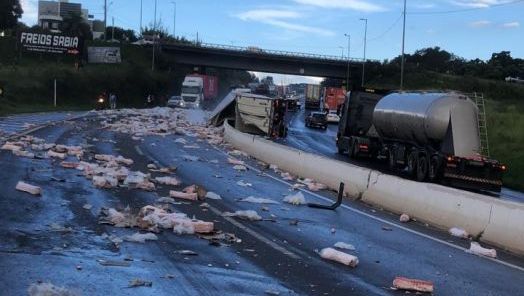 VÍDEO: carreta carregada com cortes de carne congelados tomba na curva do viaduto, em Xanxerê