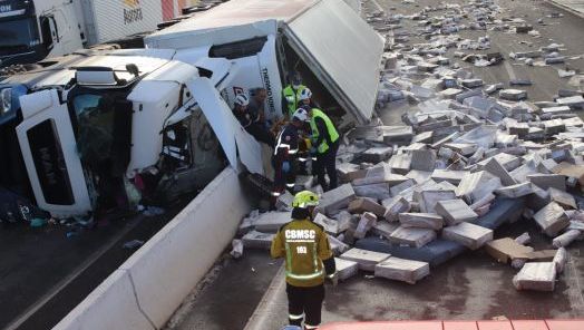 Condutora de carreta que tombou na BR-282, em Xanxerê, sofreu diversos ferimentos 