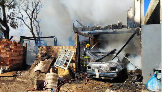 Incêndio destrói residência de madeira em Chapecó