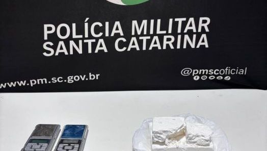 Polícia flagra ponto de tráfico e apreende mais de 700 gramas de cocaína em Chapecó