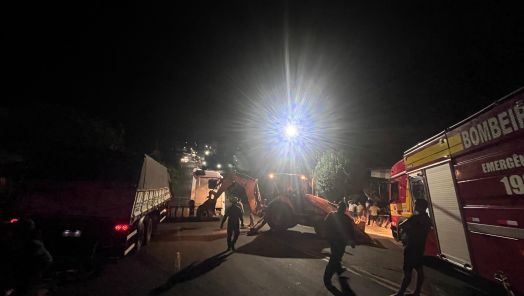 Carreta perde força em subida e é contida por árvores em município do Oeste