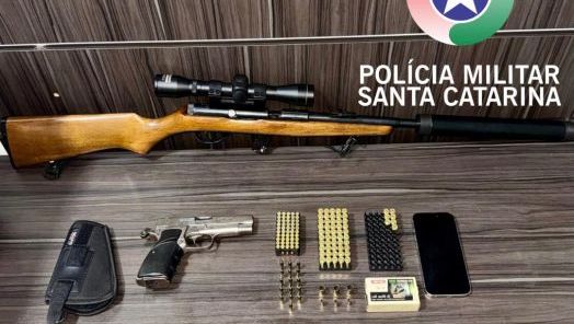 Disparos levam polícia a localizar armas e munições em estabelecimento em Pinhalzinho