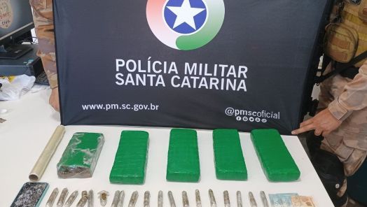 Jovem é presa por tráfico de drogas após esconder entorpecentes em geladeira em Chapecó