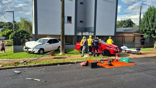 Colisão entre dois carros deixa três mulheres feridas no centro de Xanxerê