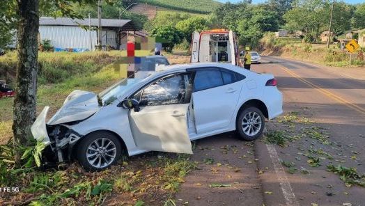 Saída de pista seguida de colisão em árvore deixa dois feridos na SC-386