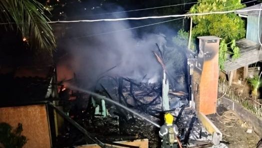 Incêndio destrói residência de madeira durante a madrugada em município do Oeste