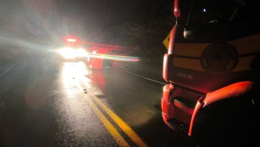 Carro capota na SC-305 e droga é encontrada no veículo 