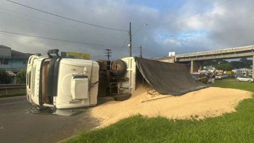 Carreta tomba e provoca filas na BR-282 em Chapecó