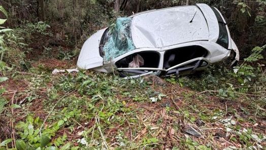 Carro cai em ribanceira de até 30 metros e deixa quatro feridos em Catanduvas