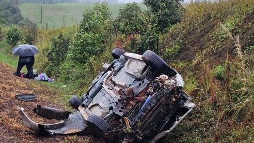 Capotamento na BR-282 deixa três feridos em Vargeão