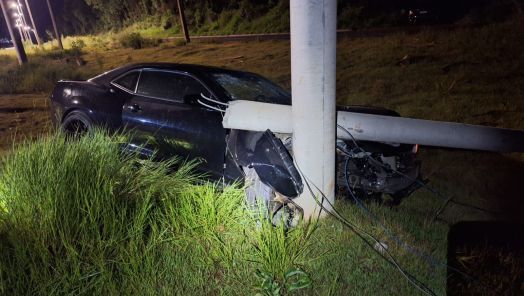 Motorista abandona Camaro após colidir contra poste na SC-283 em Chapecó