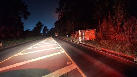 Caminhão sai da pista e tomba na SC-480 em Chapecó