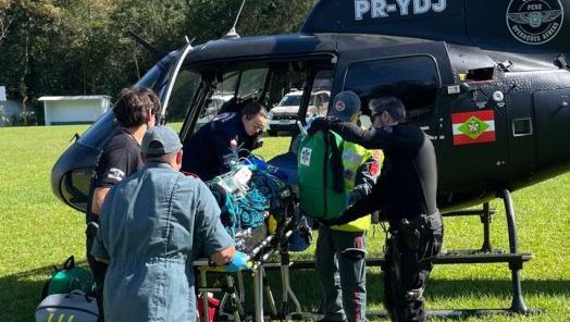 Jovem sofre parada cardíaca após ataque de abelhas e é resgatado por helicóptero no Oeste